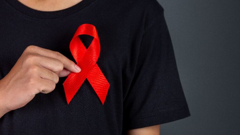 Read more about the article O poder do tratamento da AIDS: uma jornada de superação