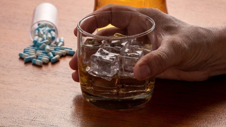 Read more about the article Desvendando a Relação entre Uso de PEP e Consumo de Álcool: Mitos e Cuidados Necessários